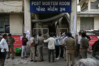 La espera para recibir los cuerpos desespera a los familiares de las víctimas del accidente aéreo en India