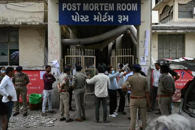 La espera para recibir los cuerpos desespera a los familiares de las víctimas del accidente aéreo en India
