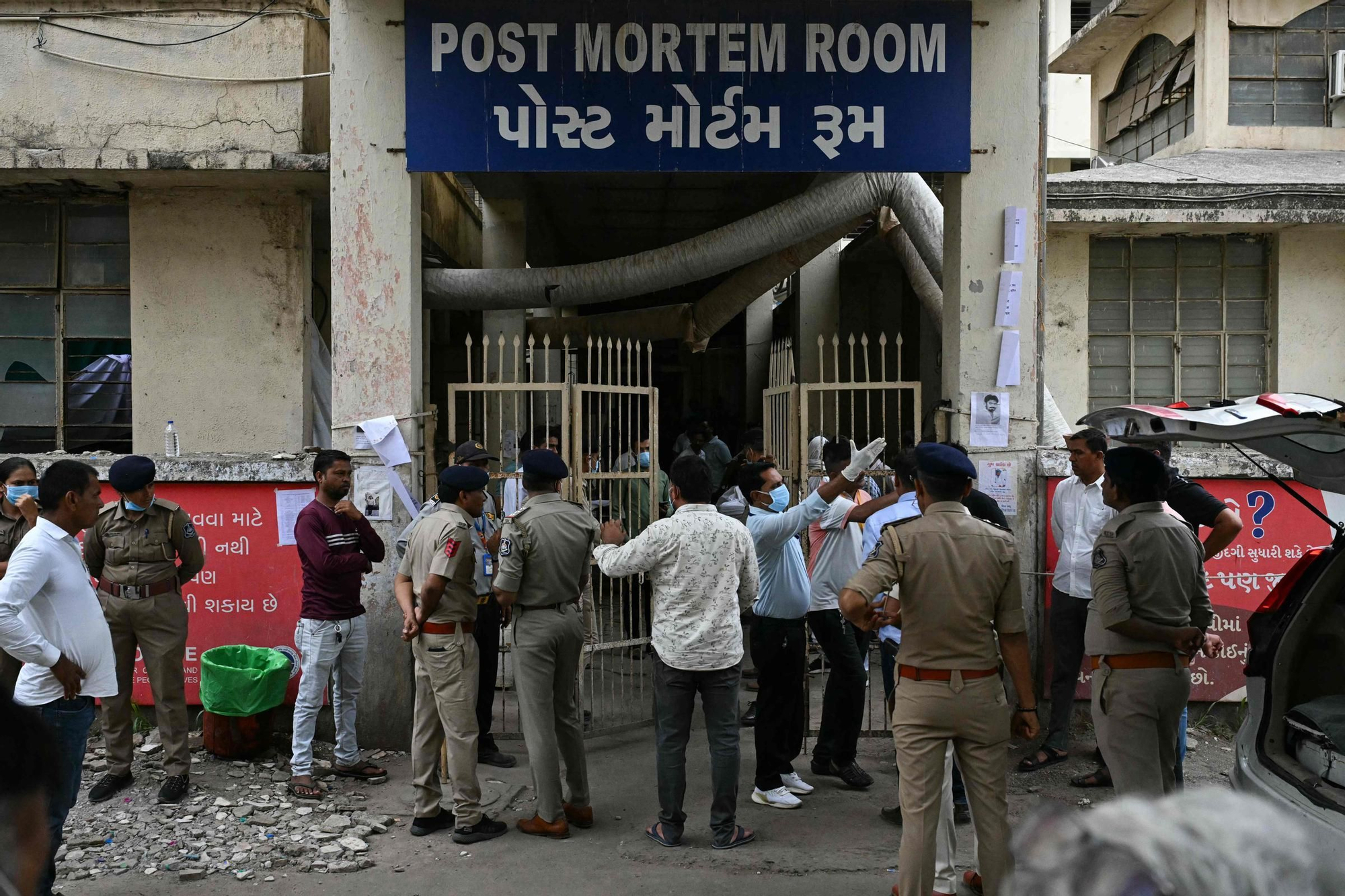 Acceso a la morgue del Hospital de Ahmedabad, tras el accidente aéreo