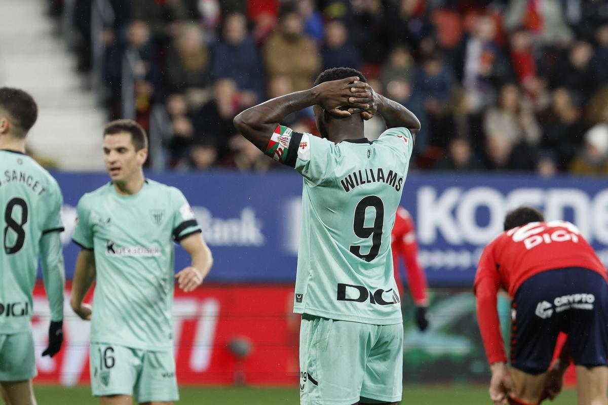 El delantero del Athletic Bilbao Iñaki Williams se lamenta durante el encuentro correspondiente a la jornada 18 de LaLiga EA Sports entre el CA Osasuna y el Athletic Club de Bilbao en El Sadar, Pamplona, este sábado.