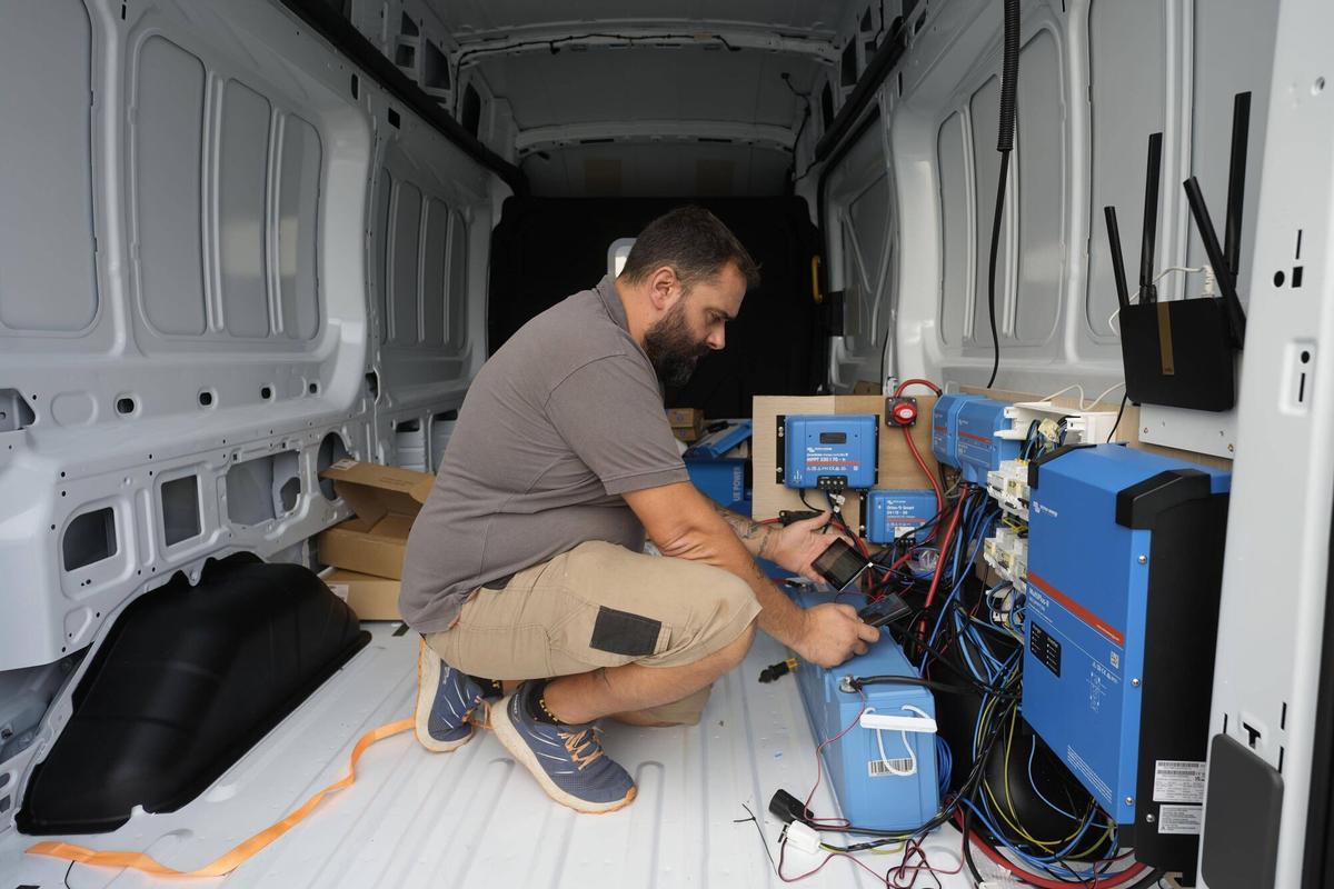 Barberà del Vallés 09/10/2025 Empresa de camperización de furgonetas camper y autocaravanas Via Central, en Barberà del Vallés Fotografia de Ferran Nadeu