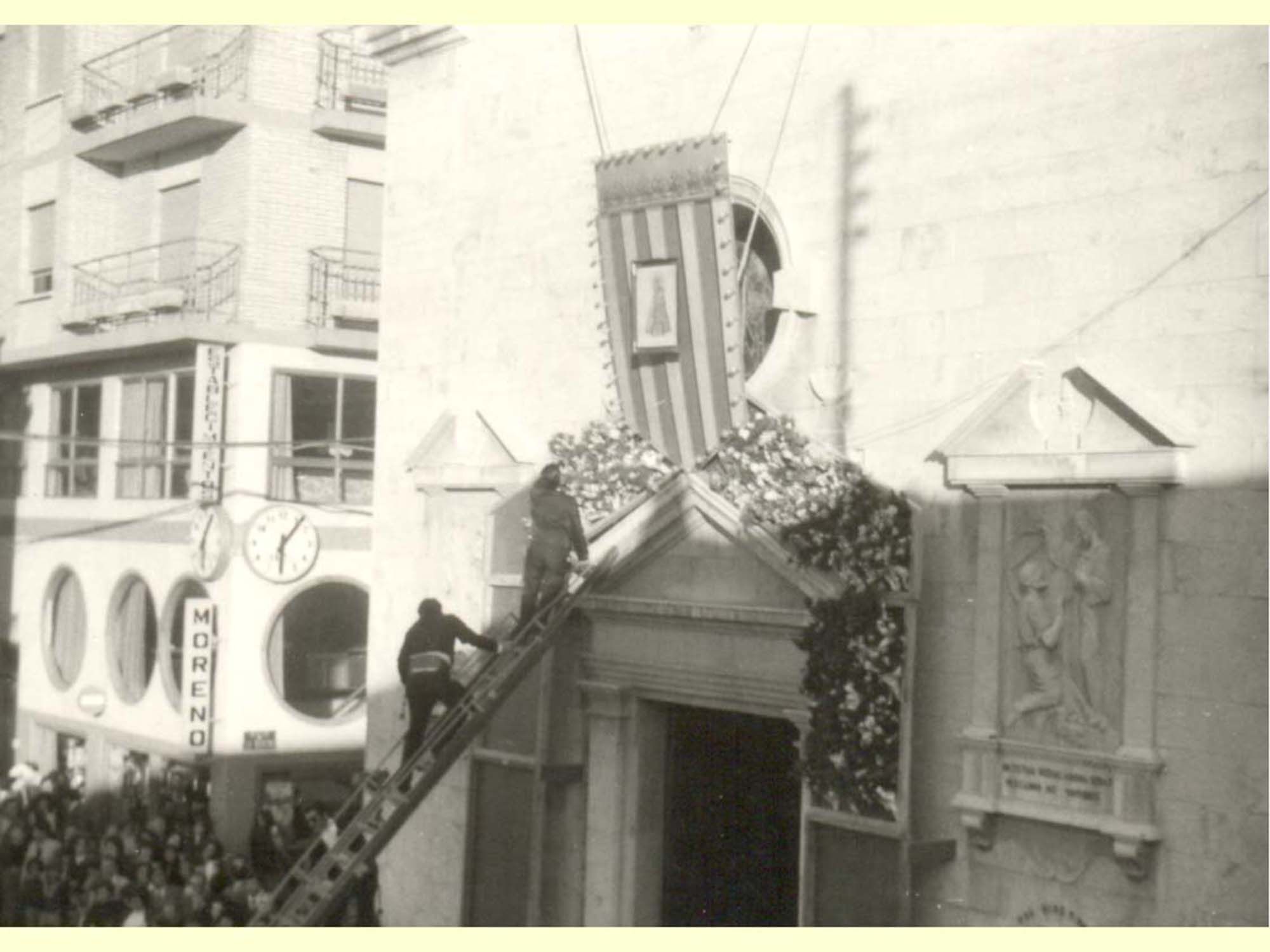 1977. Ofrena en la façana de Sant Pere.