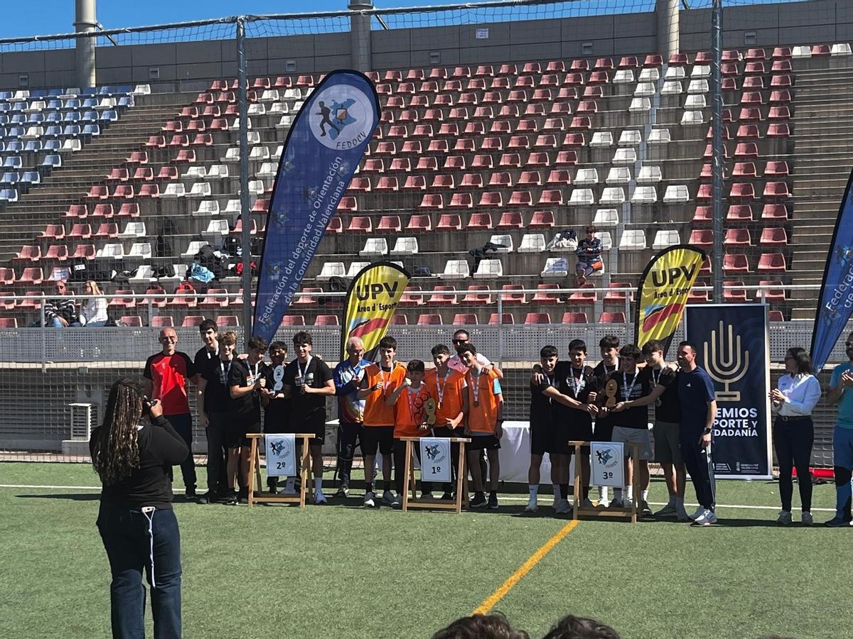 Deportistas del CAX Orientació en el primer puesto del podio del CACEO en categoría cadete.