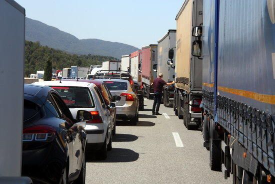 Cues de trànsit per un foc a la Catalunya Nord