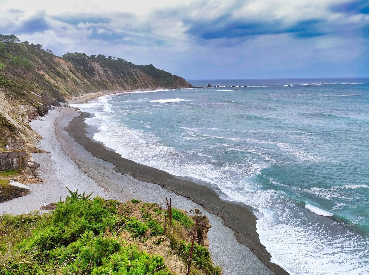 Vistas de la playa de Vallina en Cudillero