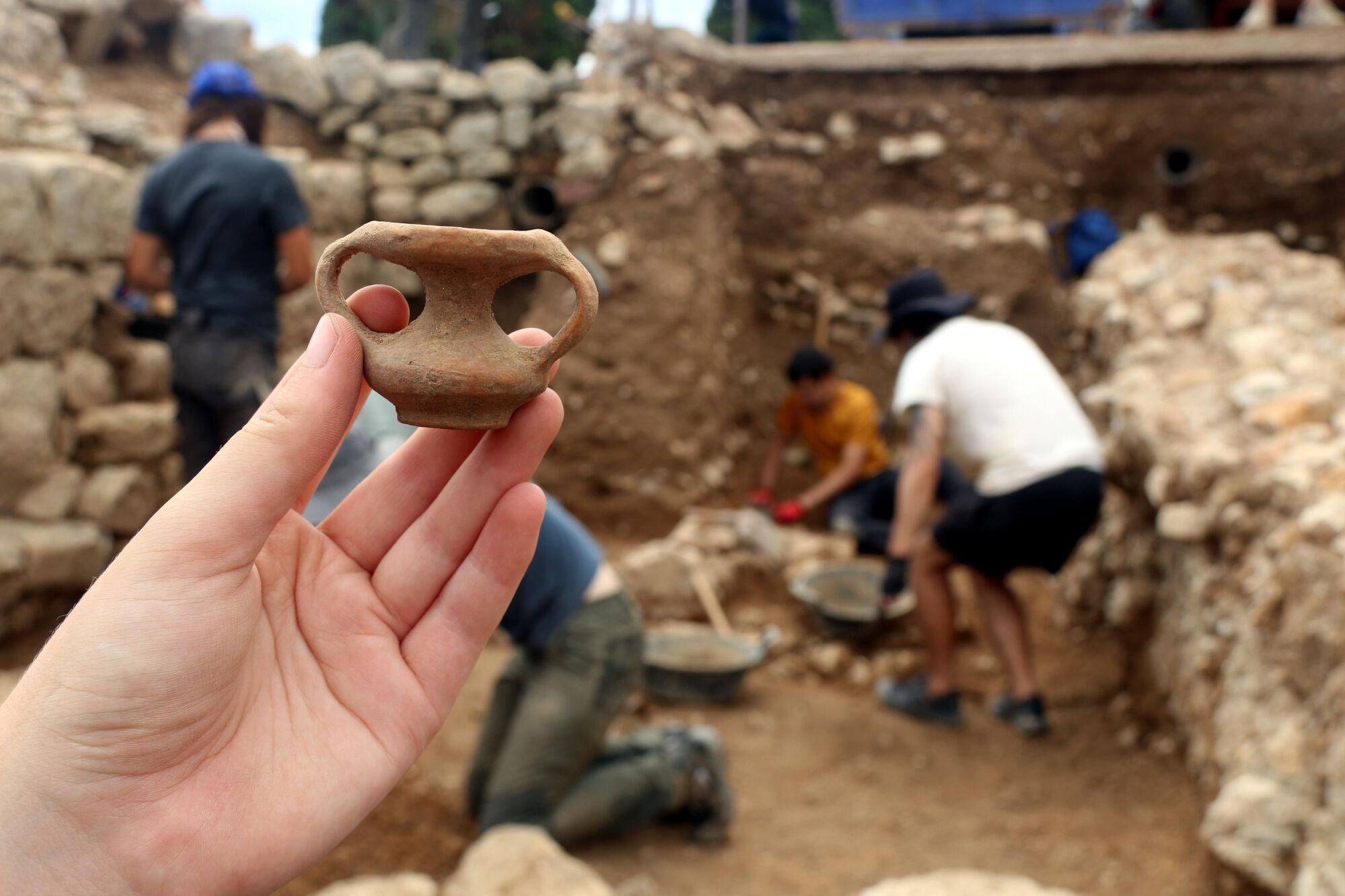Detall d'un dels dos vasos rituals dipositats com a ofrenes a Demèter a la zona de l'antic santuari de la deessa a Empúries