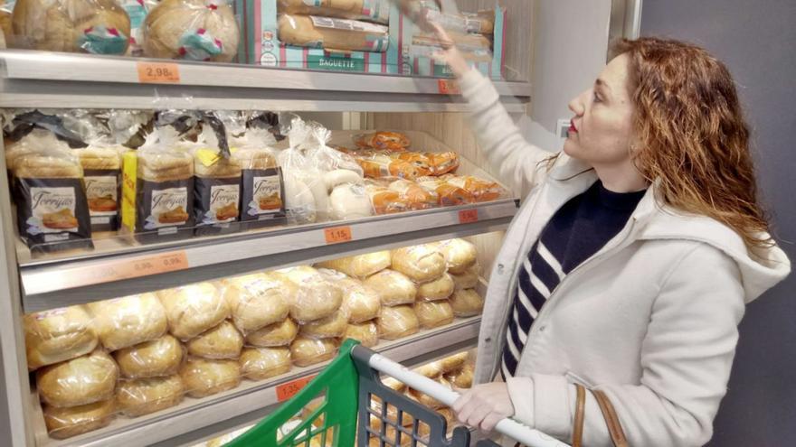 Compra de productos sin gluten: Elena Quiles, de la Asociación de Celiacos de Córdoba, se dispone a adquirir algunos artículos.