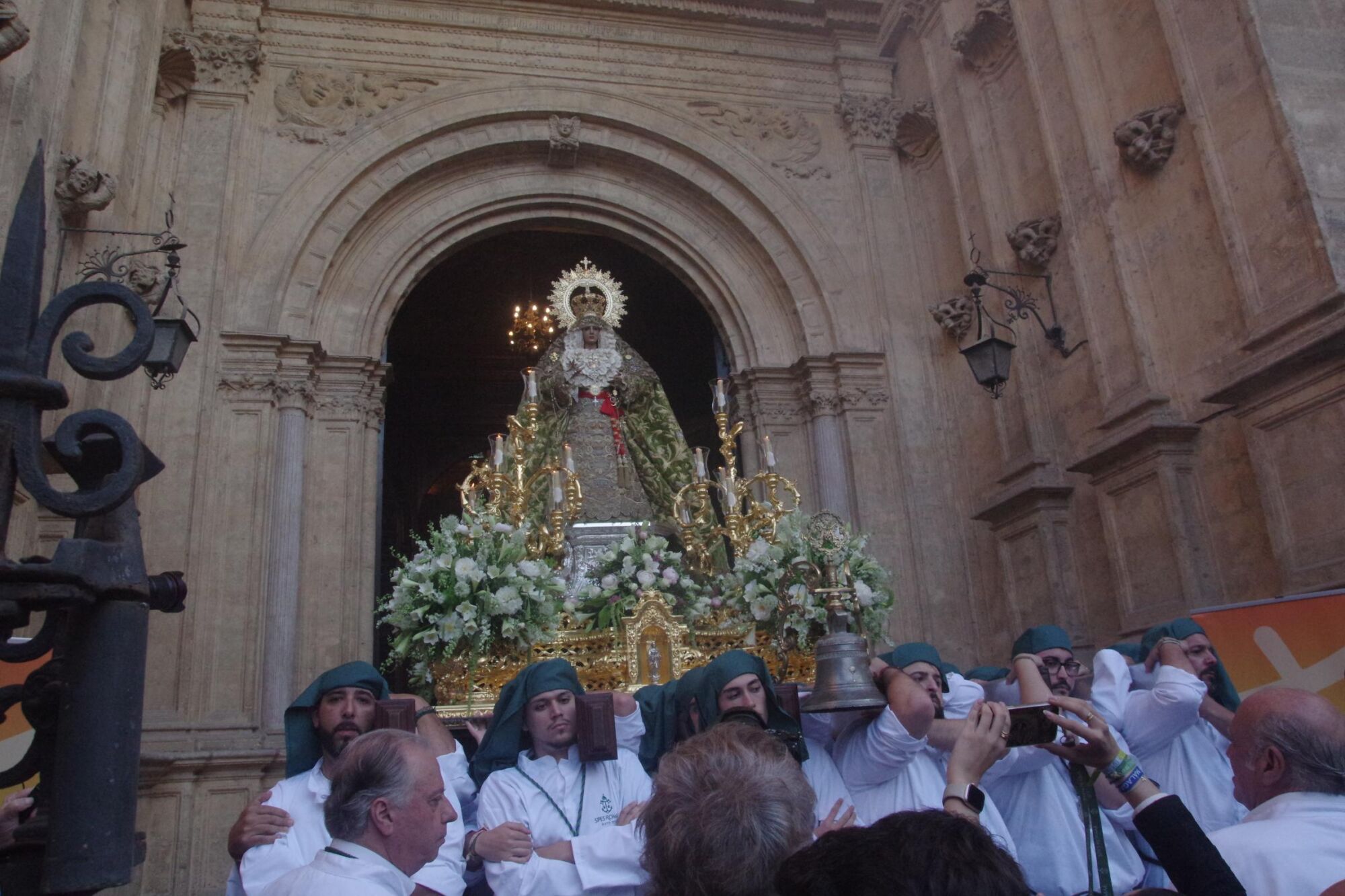 Procesión triunfal de regreso de la Virgen de la Esperanza a su basílica tras su peregrinación a Roma