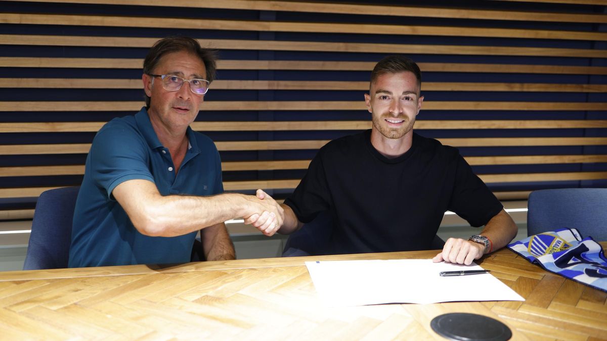 Juan Hernández y Loren Juarros, en la firma del contrato blanquiazul.