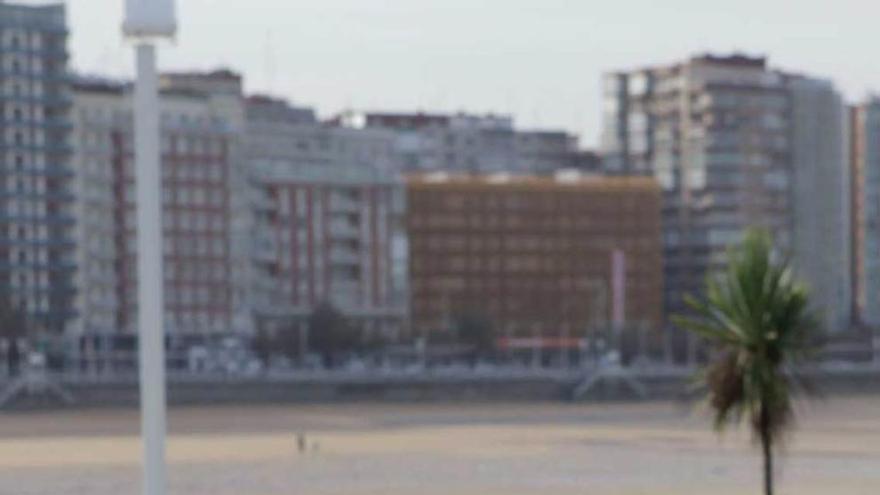 Una terraza frente a la playa de San Lorenzo, en Gijón, ayer al mediodía.