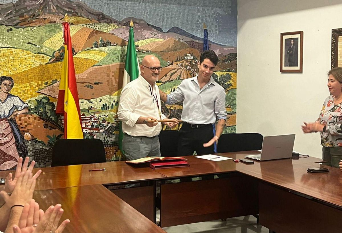 El nuevo alcalde del PP en Casabermeja, Pedro Hernández, el pasado 10 de octubre con la vara de mando. | LA OPINIÓN