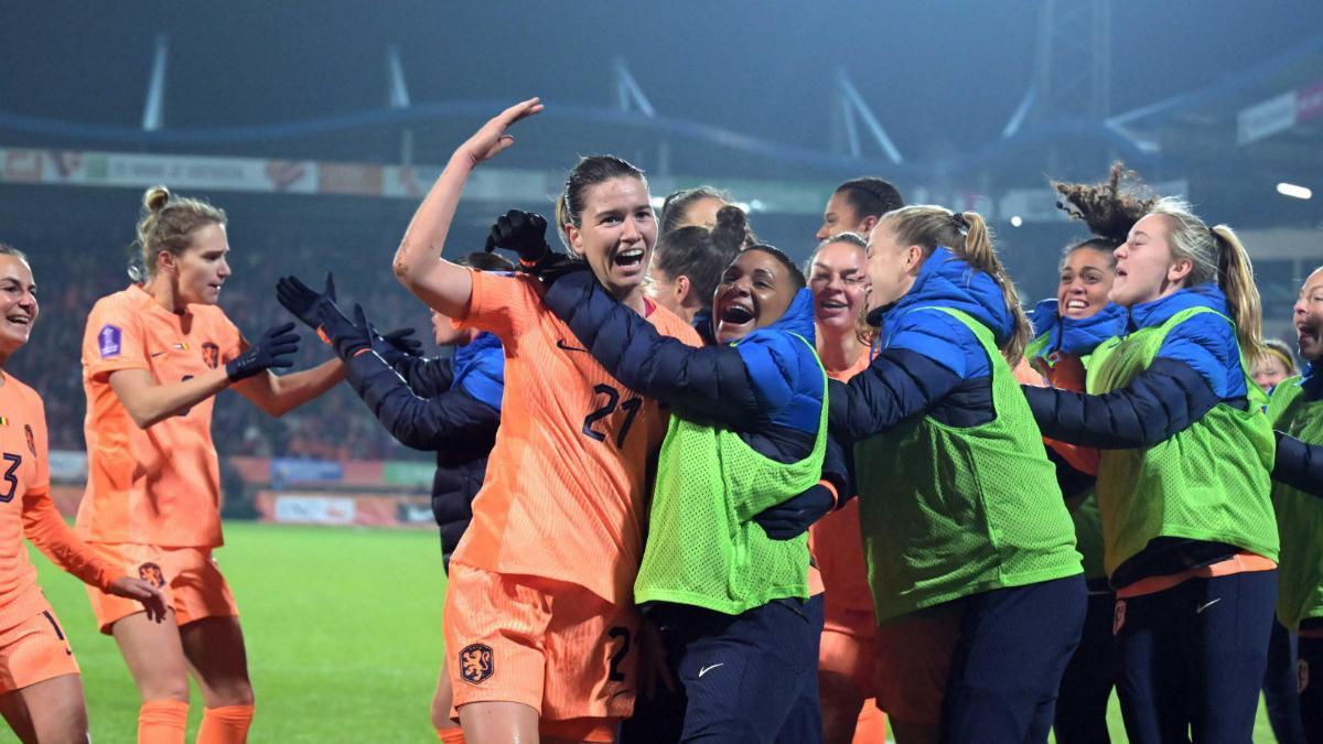 Damaris anotó un doblete para Países Bajos en el añadido del último partido de la Nations League