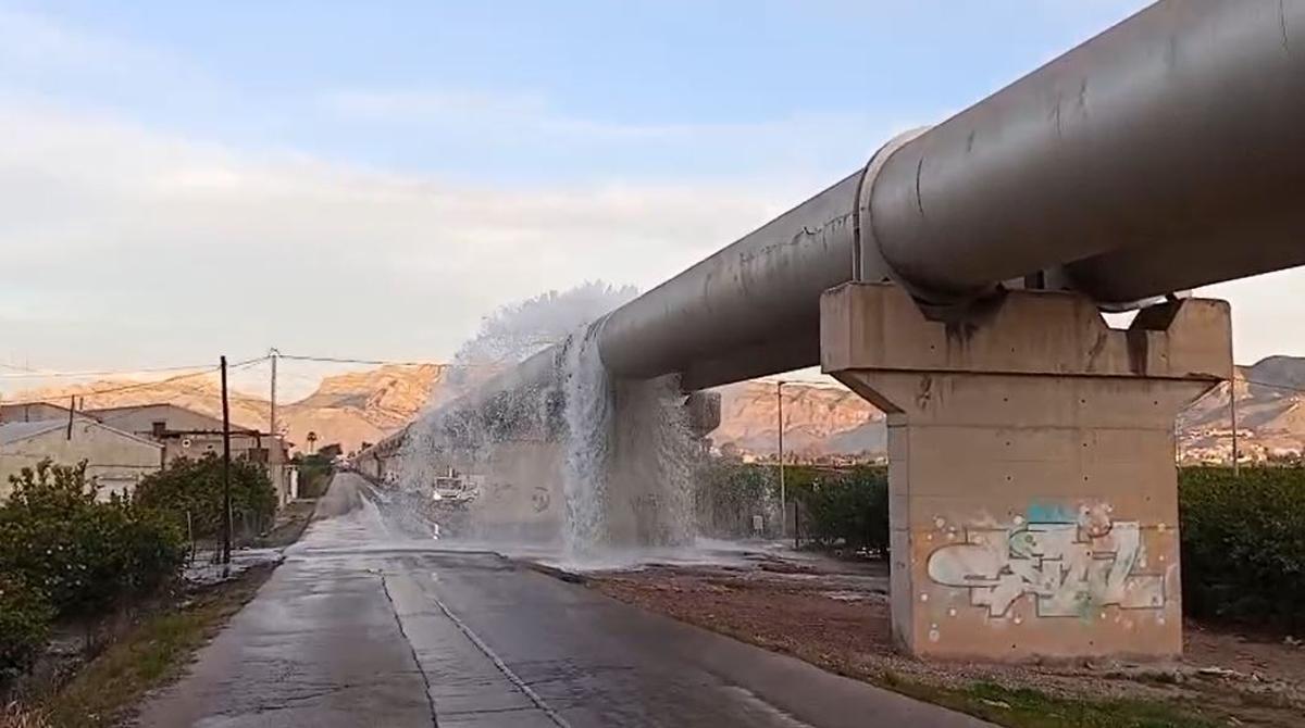 El agua sale a presión inundando la carretera de los "tubos" en Orihuela
