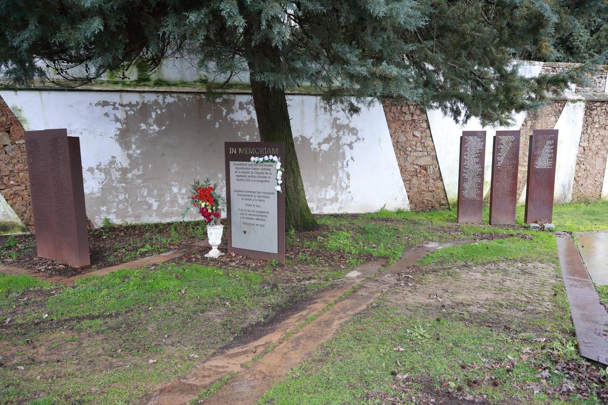 Galería | Zona en la que está el memorial a las víctimas en el cementerio de Cáceres