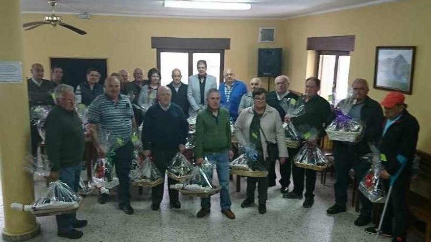 Premiados y participantes en el certamen, en Cangas de Onís.