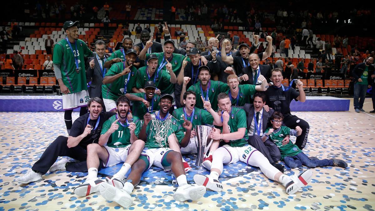 Los jugadores del Unicaja 2016/17 celebran el título de la Eurocup en La Fonteta.