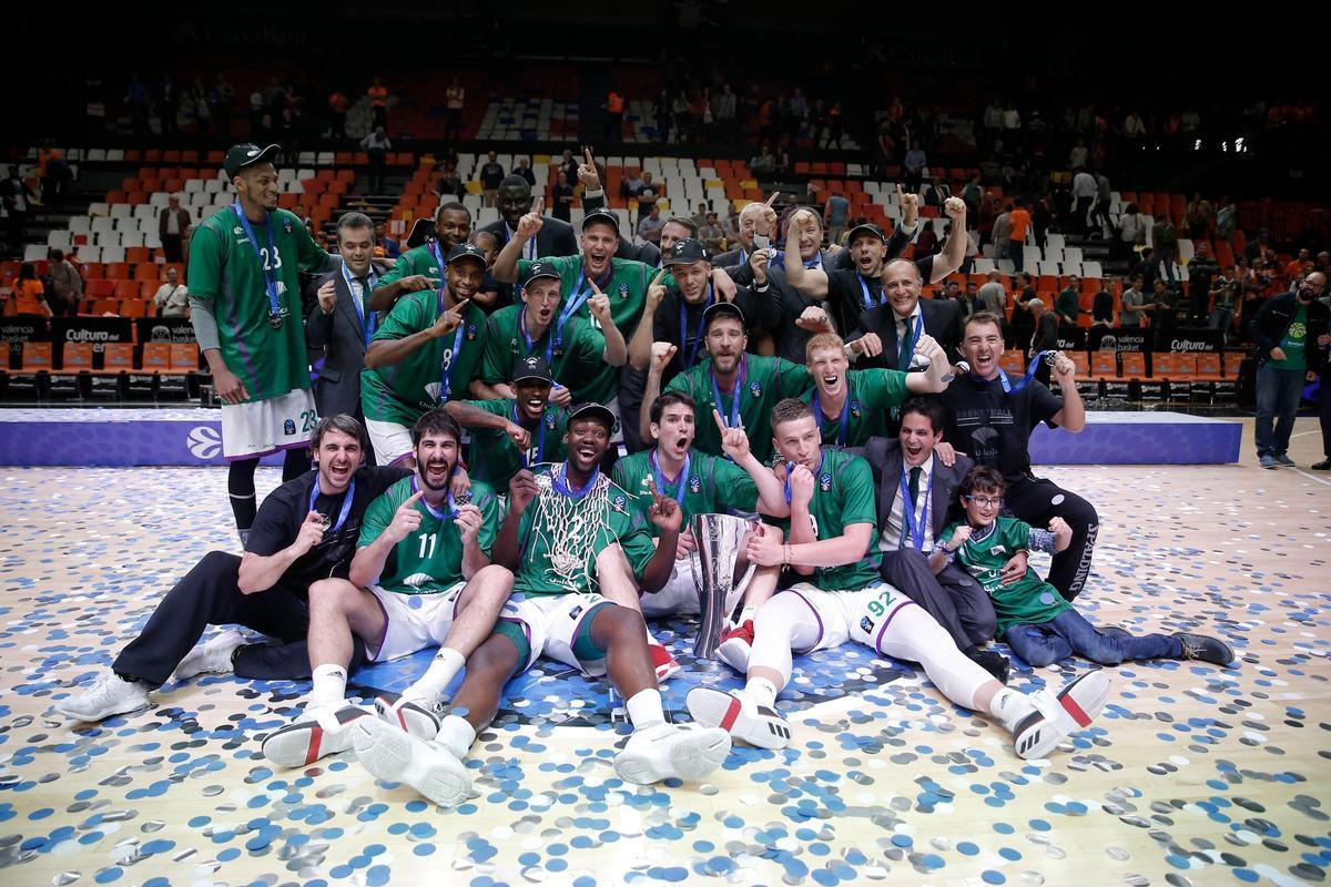 Los jugadores del Unicaja 2016/17 celebran el título de la Eurocup en La Fonteta.