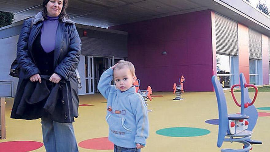 Una madre acude con su hijo a las entrevistas que desde ayer se realizan en la propia guardería.  // R.V.