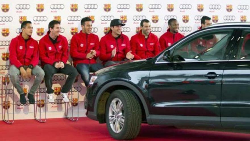 Los jugadores del Barça reciben sus nuevos coches