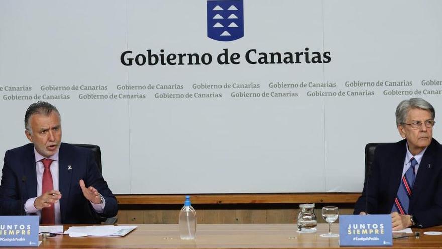 El presidente del Gobierno de Canarias, Ángel Víctor Torres (i) y el consejero portavoz, Julio Pérez.