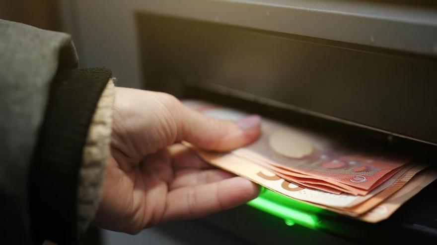 Ni 200 euros ni 800: la nova quantitat que Hisenda vigila en retirar diners del caixer