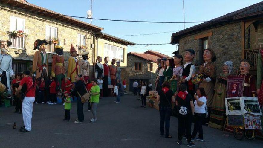 Los gigantes y cabezudos en las calles de Mombuey