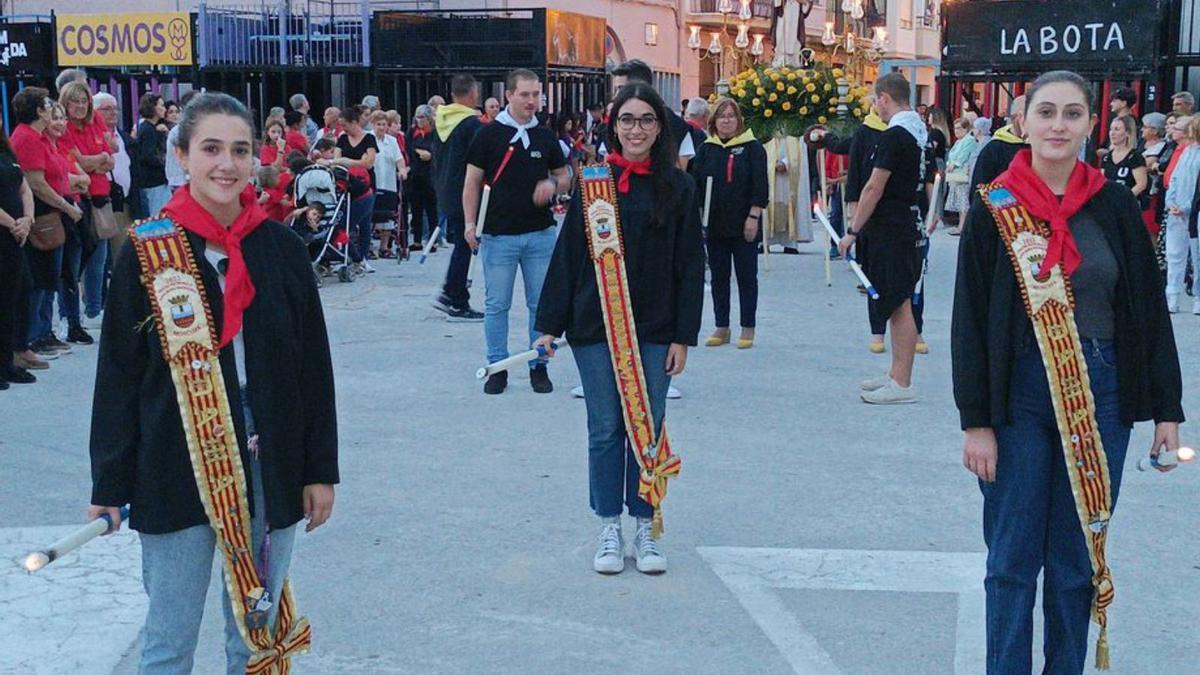 La reina y las damas de las fiestas en honor a Santa Magdalena no faltaron.