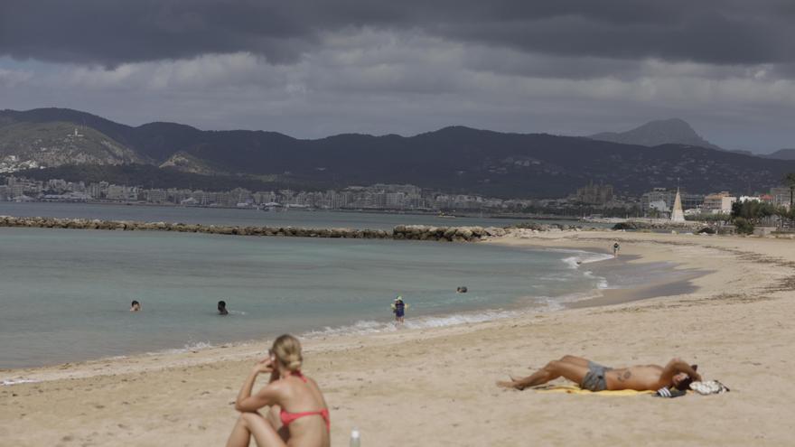 Cierran al baño cuatro playas de Palma por vertidos provocados por las lluvias