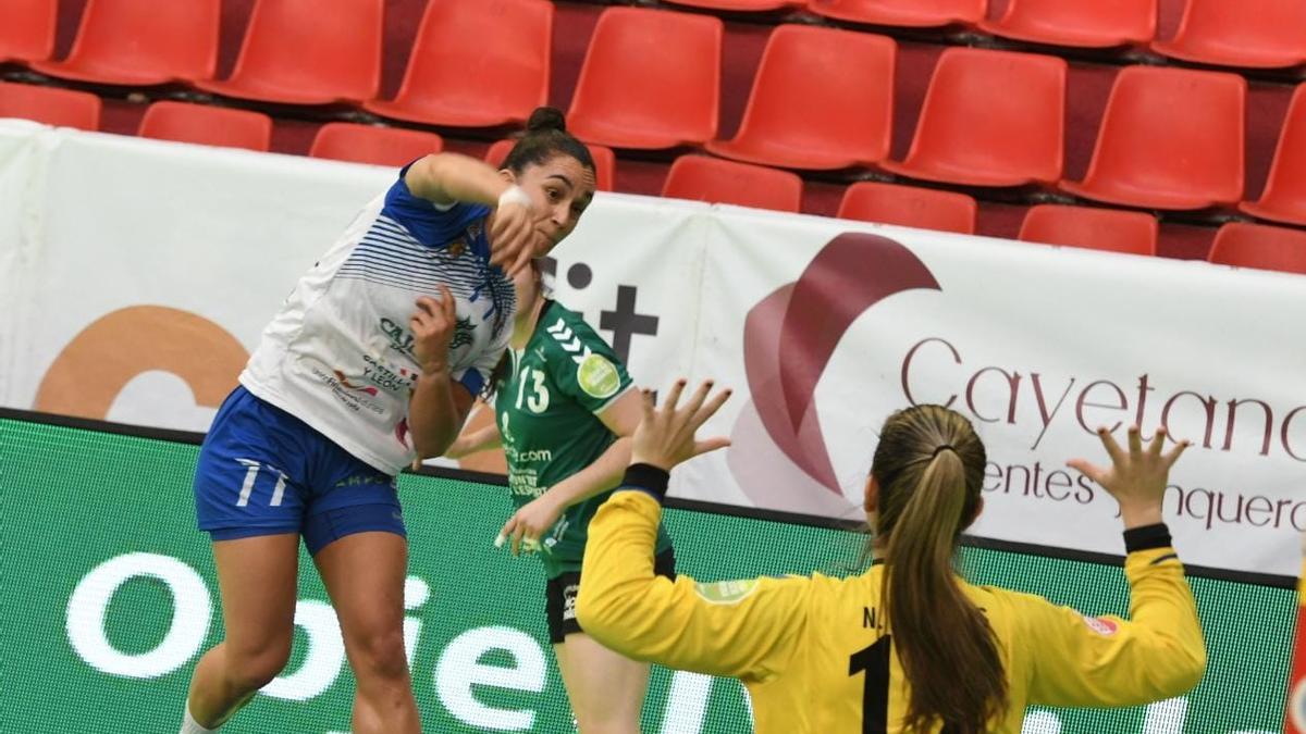 Nicole Morales trata de detener un ataque del Valladolid