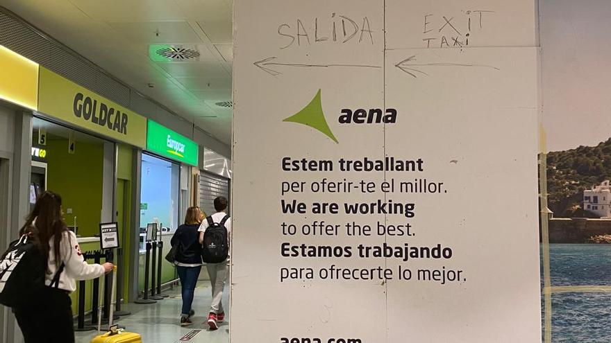 Quejas por la señalización de las obras en la terminal del aeropuerto de Ibiza