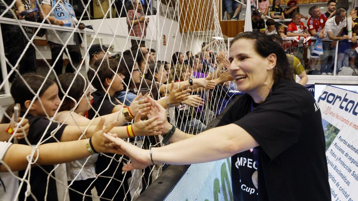 Ana Seabra saluda a jóvenes aficionados tras la victoria. | MARTA G.BREA