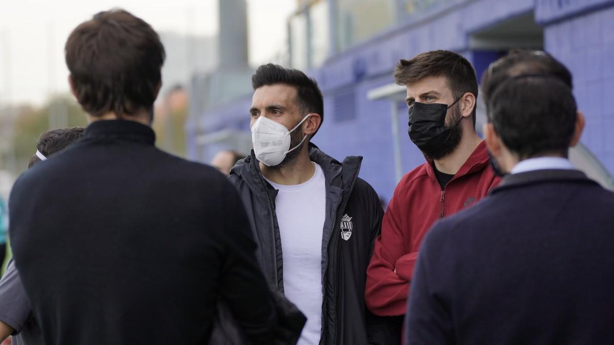 Piqué, junto a Eder Sarabia en los instantes previos