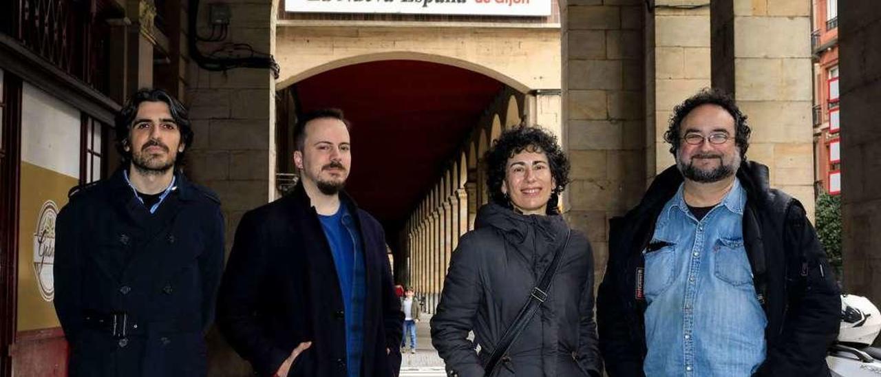 Por la izquierda, Francisco Pardo, Luis Alija, Estrella García y Antón Caamaño, en los arcos de la calle de Marqués de San Esteban, antes de la tertulia.