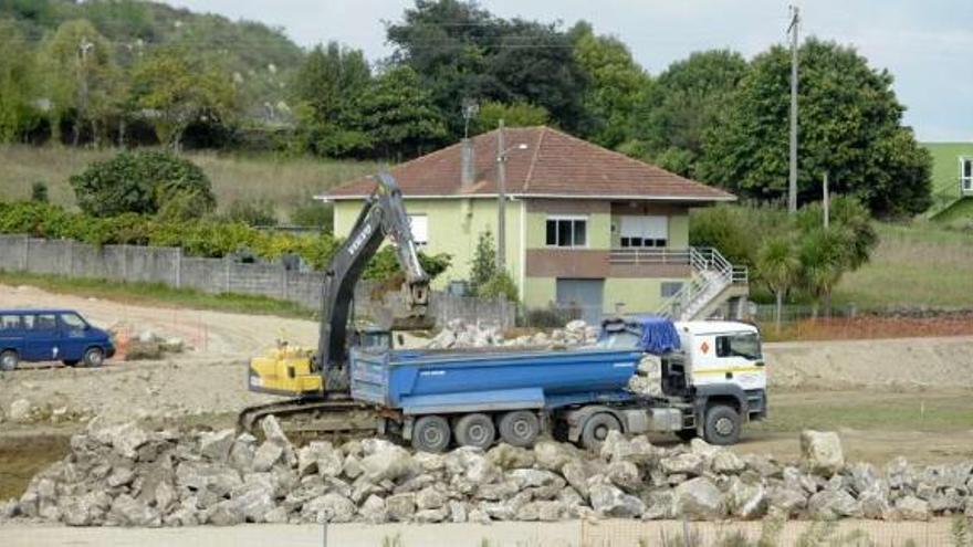 Trabajos para la ampliación de Alvedro en las proximidades de una vivienda. / fran martínez