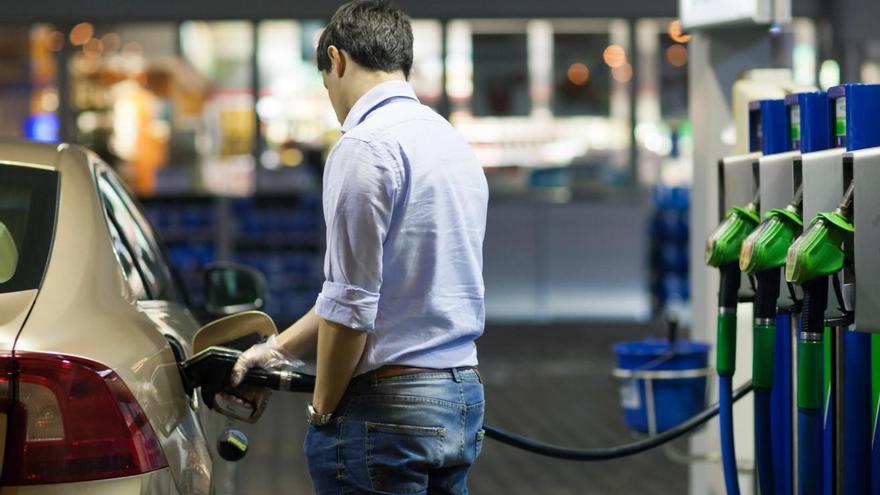 Hombre repostando en una gasolinera