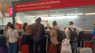 Los 95 viajeros del vuelo cancelado en Vigo comienzan a demandar a Air Nostrum tras llegar en autobús a Barajas