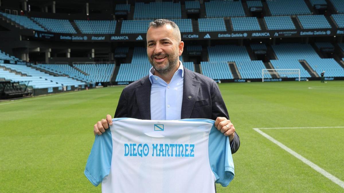 El seleccionador gallego, Diego Martínez, posa con su camiseta de 'A Irmandiña', este viernes sobre el césped de Balaídos.