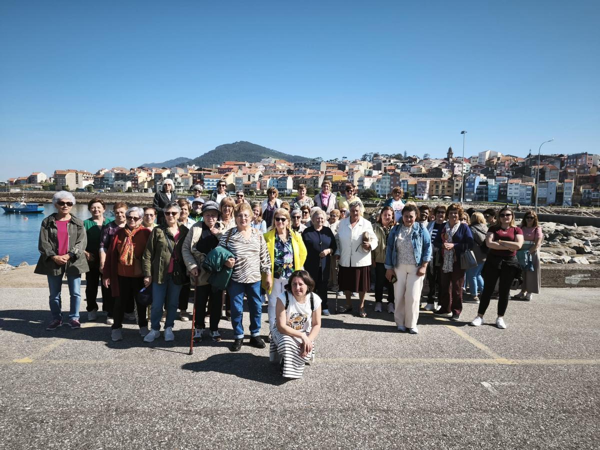 Un grupo de participantes durante su visita al puerto de A Guarda.