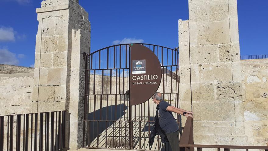 El Ayuntamiento olvida abrir el castillo de San Fernando
