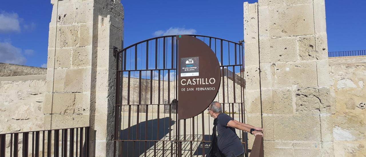 Un hombre, ante la puerta cerrada a las 11.15 horas