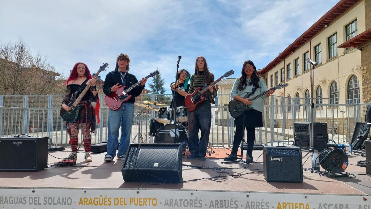 El IES Domingo Miral de Jaca recauda más de 700 euros en su primer festival solidario sobre migración y refugio.