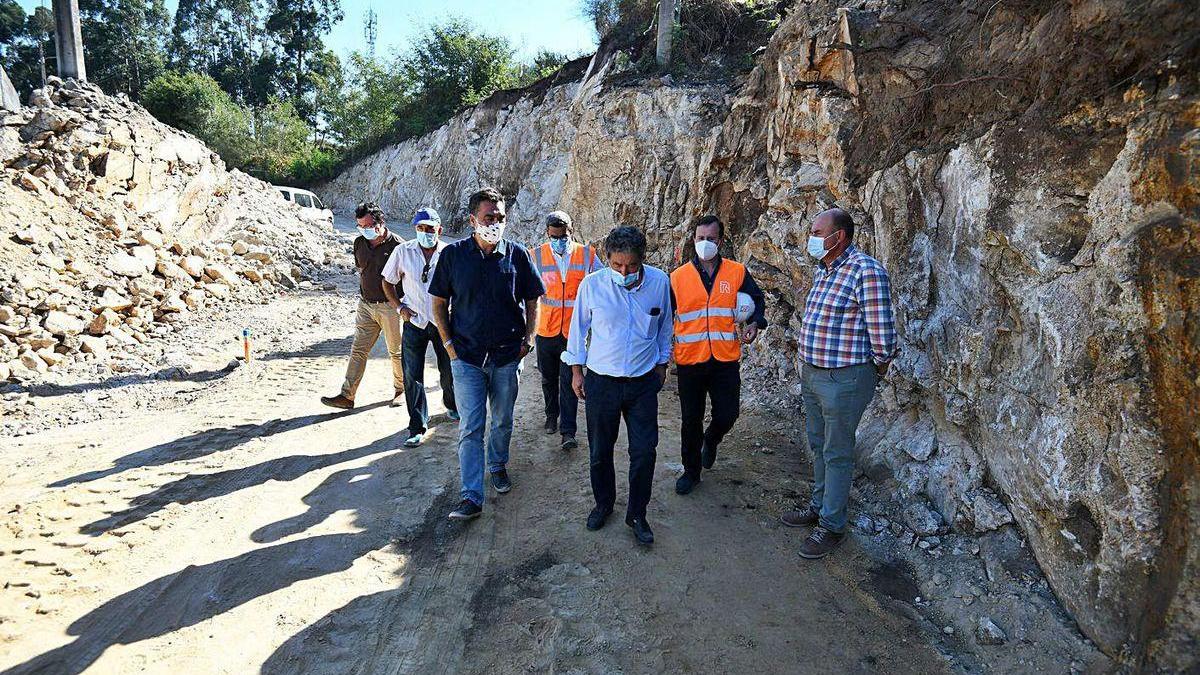 El alcalde, Miguel Lores, visitó ayer la zona de ampliación de la carretera.