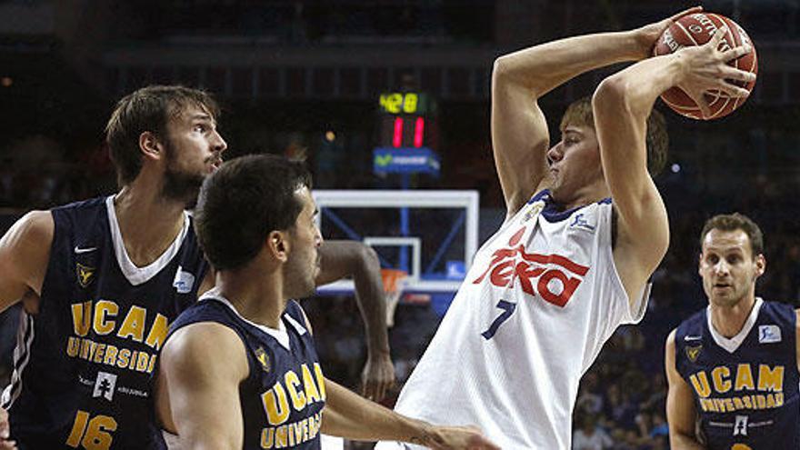 Doncic intenta pasar el balón ante Marcos Delia.