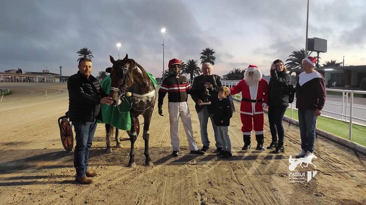 Indio, junto a Damià Oliver, Joan Llabata y Papa Noel en la entrega del trofeo del 'GP dels 4 anys'.