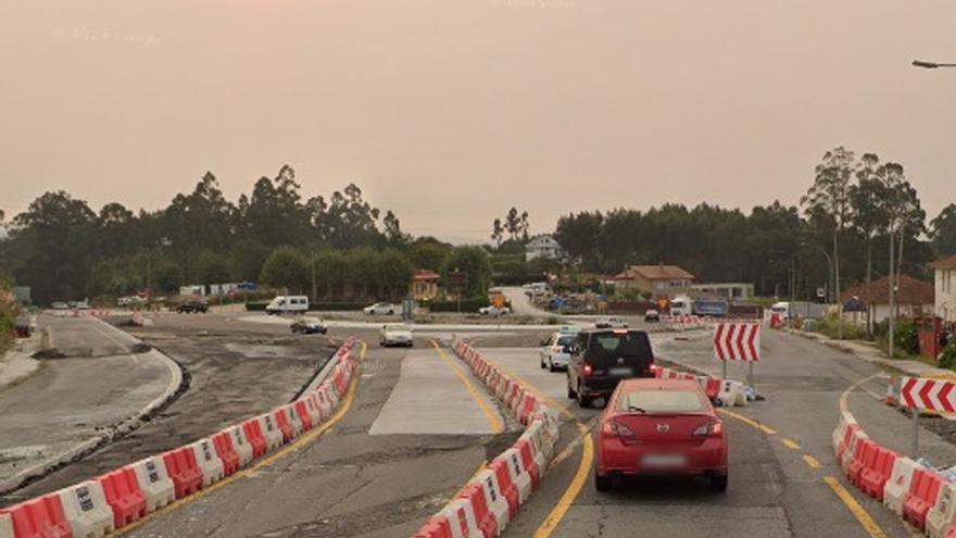 Tramo del cruce con la carretera de Ferrol en la N-VI durante las obras en la rotonda. |  LOC