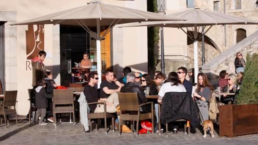 Terrasses plenes a la ciutat de Girona a causa del bon temps.