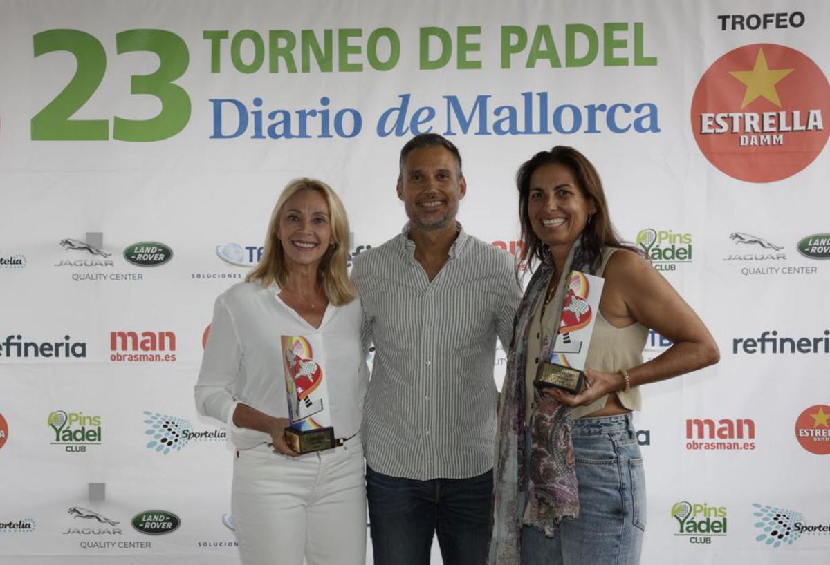 Irina y Elena Ordiñaga reciben su premio. | GUILLEM BOSCH