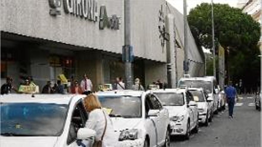 Taxistes gironins en una parada, en una imatge d&#039;arxiu.