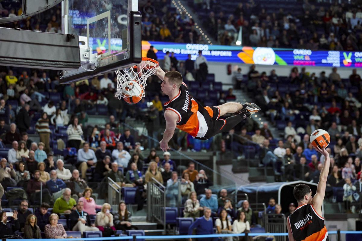 Todas las imágenes del Palacio de los Deportes: mates, charanga y victoria del Alimerka Oviedo Baloncesto ante el Ourense