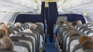 Avalan un despido en Ryanair por advertir de que no habría comida en un vuelo en Canarias